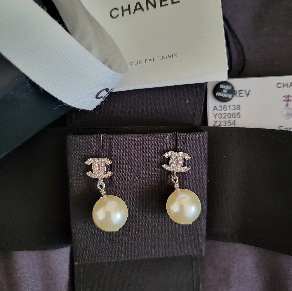 Brand new authentic Chanel crystal cc with pearl earrings - Picture 17 of 17